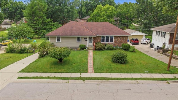 17907 E REDWOOD DR, INDEPENDENCE, MO 64056 - Image 4ea43086c8c25ff4fcb4f7356992fa4b/564774676