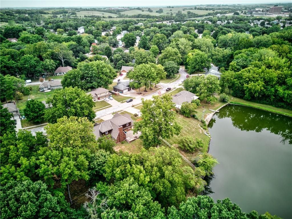 Photo of 907 N Forest Lane, Liberty, MO 64068 (MLS # 2572156)