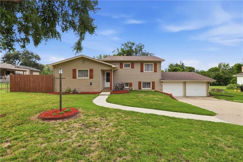 Photo of 203 SE 16th Street, Oak Grove, MO 64075 (MLS # 2643250)