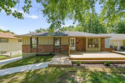 Photo of 8209 Kenwood Avenue, Kansas City, MO 64131 (MLS # 2629548)