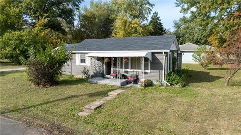 Photo of 1920 S Kentucky Avenue, Sedalia, MO 65301 (MLS # 2584701)