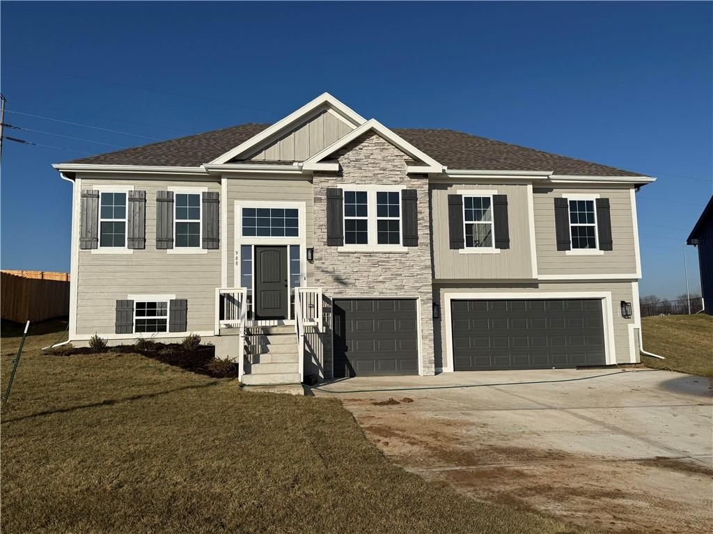 Photo of 988 Poplar Lane, Liberty, MO 64068 (MLS # 2593094)