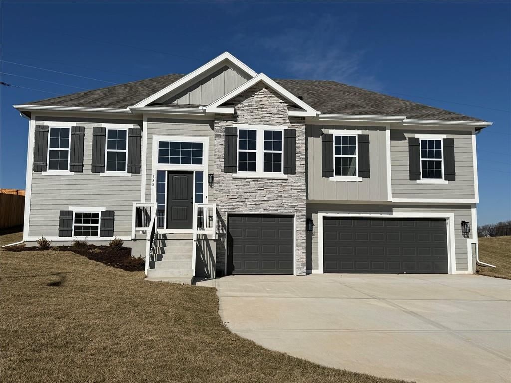 Photo of 988 Poplar Lane, Liberty, MO 64068 (MLS # 2593094)