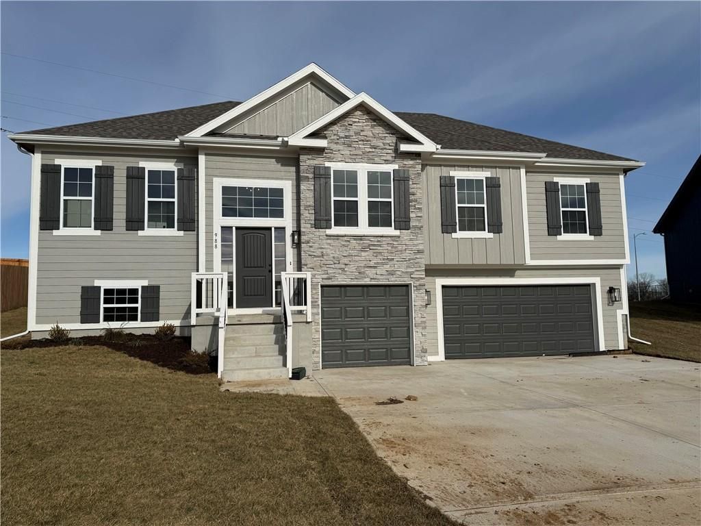 Photo of 988 Poplar Lane, Liberty, MO 64068 (MLS # 2593094)