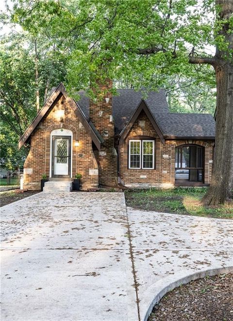 Photo of 7639 Holmes Road, Kansas City, MO 64131 (MLS # 2614715)