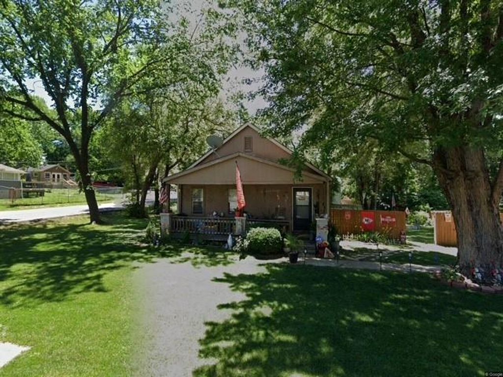 Photo of 3701 Shawnee Drive, Kansas City, KS 66106 (MLS # 2592107)