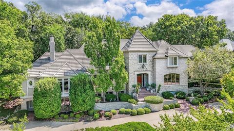 Photo of 11425 Canterbury Circle, Leawood, KS 66211 (MLS # 2571268)