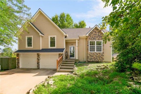 Photo of 722 Bittersweet Road, Lansing, KS 66043 (MLS # 2634064)