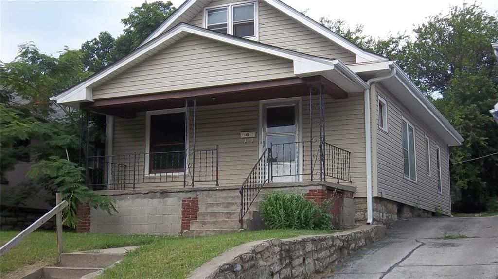 Photo 1 of 19 — 330 N BRIGHTON Avenue, Kansas City, MO 64123