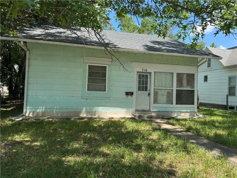 716 E Lincoln Street, Iola, KS 66749 - MLS#: 2563445