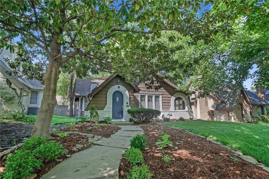Photo of 6 E 70th Terrace, Kansas City, MO 64113 (MLS # 2618124)