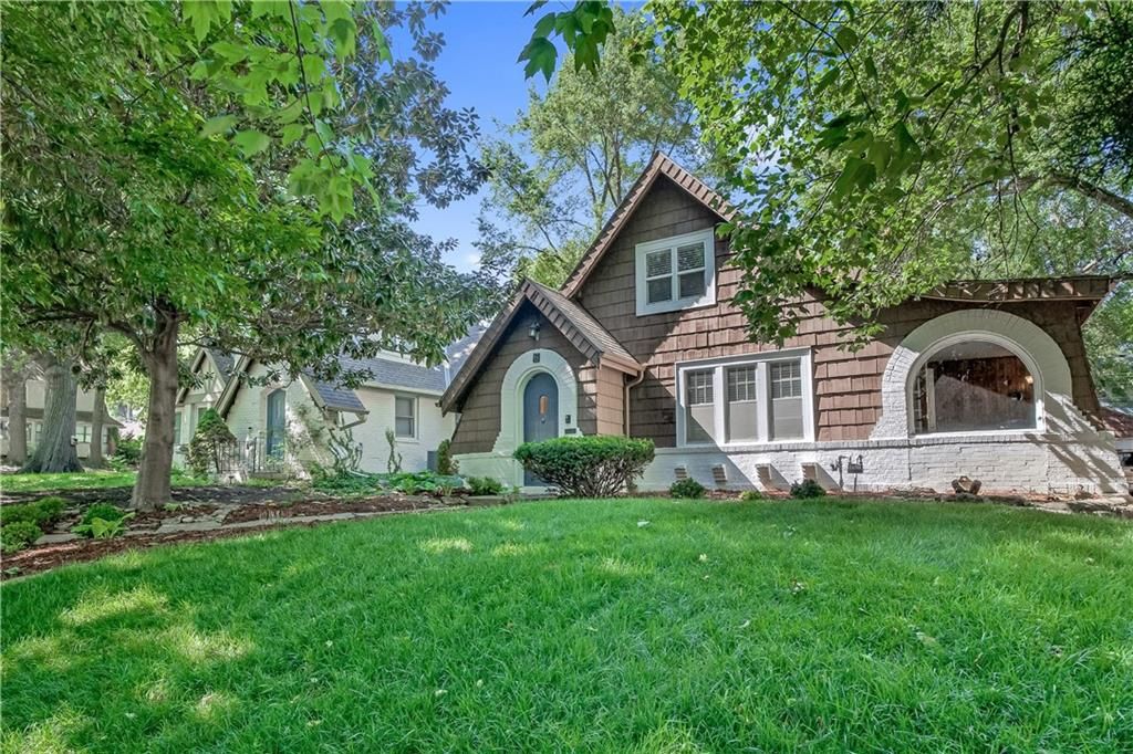 Photo of 6 E 70th Terrace, Kansas City, MO 64113 (MLS # 2618124)