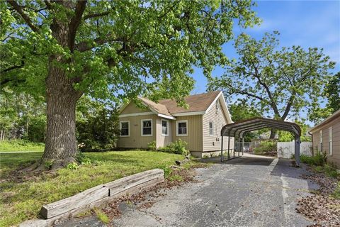 Photo of 2901 W 43rd Terrace, Kansas City, KS 66103 (MLS # 2617156)