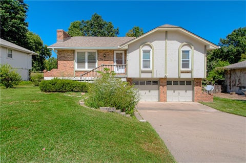 Photo of 2106 NW 84th Terrace, Kansas City, MO 64154 (MLS # 2640578)