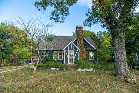 Photo of 813 S Maguire Street, Warrensburg, MO 64093 (MLS # 2581428)