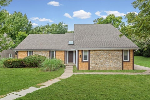 Photo of 8300 Grant Avenue, Overland Park, KS 66212 (MLS # 2647244)