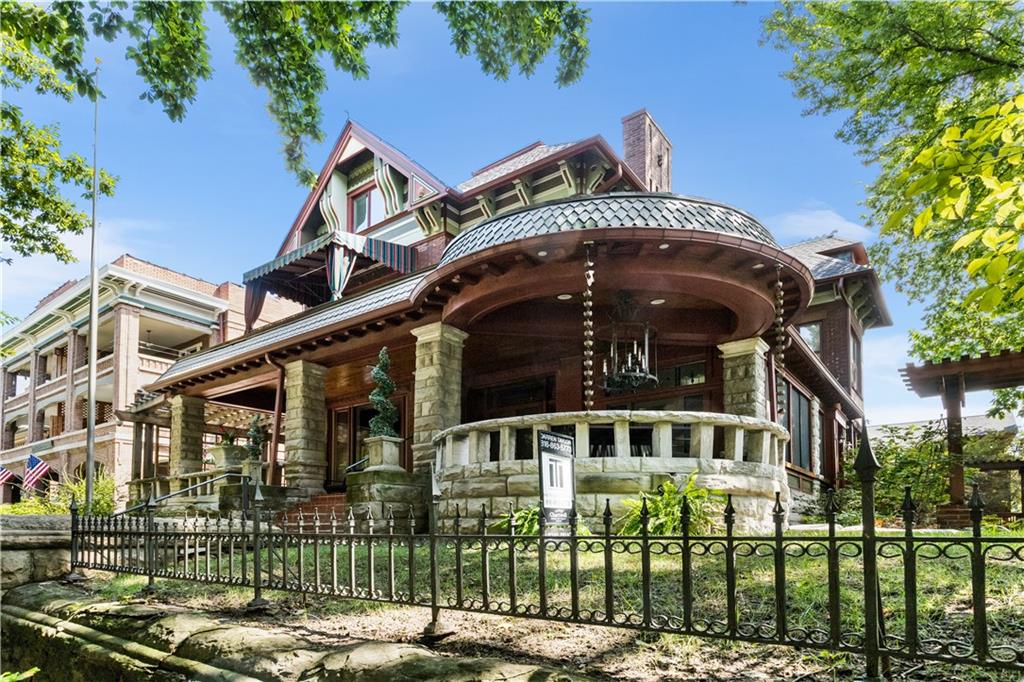 425 Gladstone Boulevard