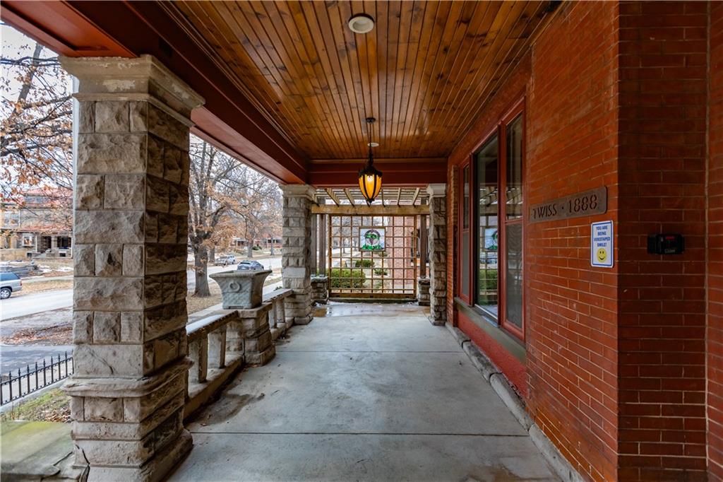 425 Gladstone Boulevard