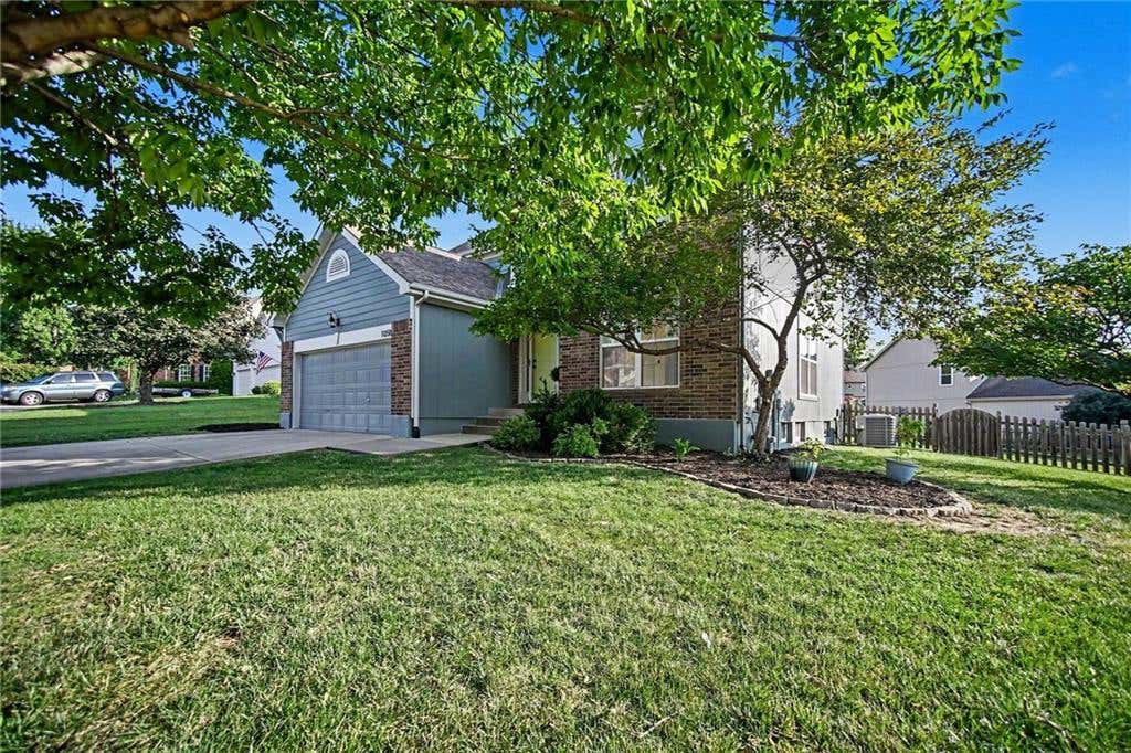 Photo of 1058 Maple Woods Terrace, Liberty, MO 64068 (MLS # 2632609)