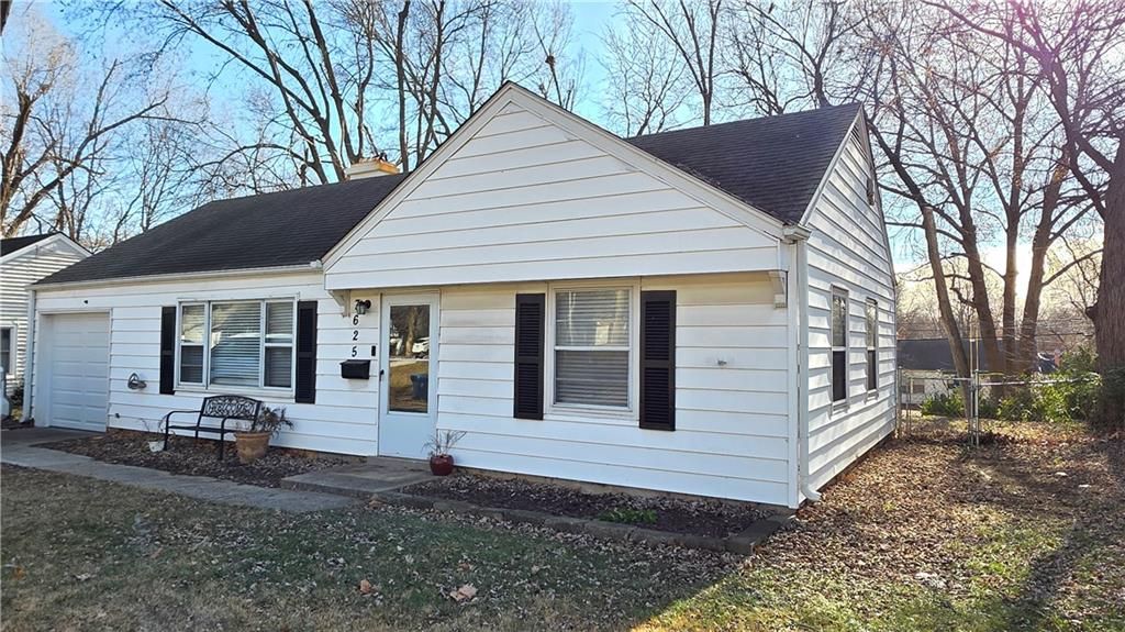 Photo of 7625 Rainbow Drive, Prairie Village, KS 66208 (MLS # 2592668)