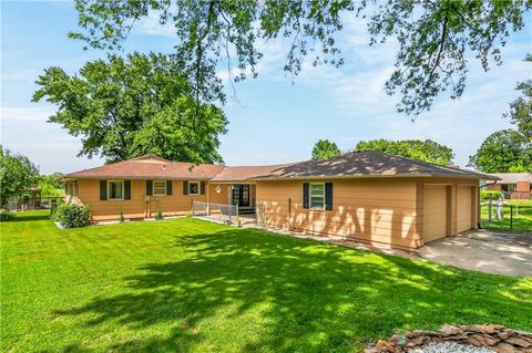 Photo of 3807 SW Christie Terrace, St Joseph, MO 64504 (MLS # 2622053)
