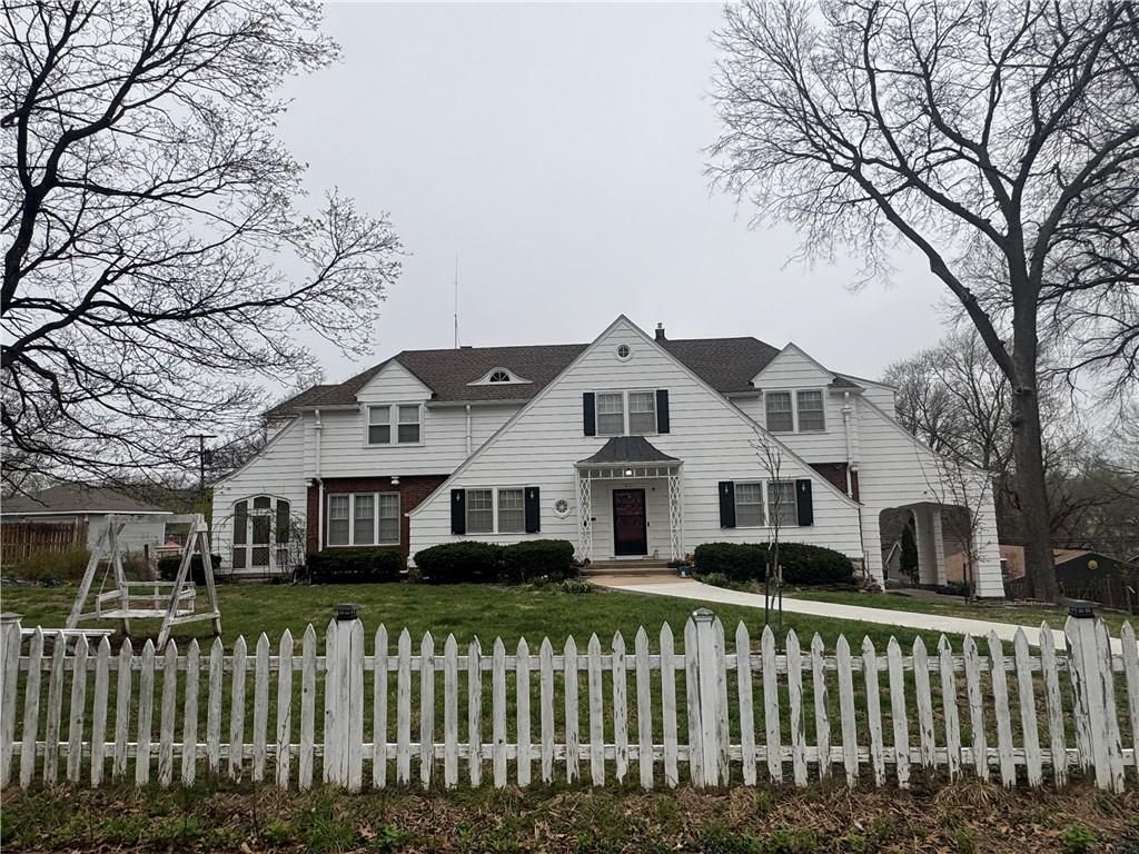 Photo of 1410 S Broadway Street, Leavenworth, KS 66048 (MLS # 2618446)