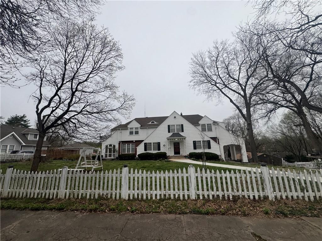 Photo of 1410 S Broadway Street, Leavenworth, KS 66048 (MLS # 2618446)