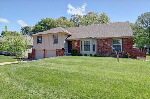 Photo of 10813 Beacon Avenue, Kansas City, MO 64134 (MLS # 2616636)