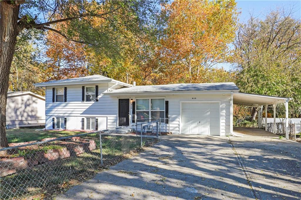 Photo of 915 S Prairie Street, Liberty, MO 64068 (MLS # 2586984)