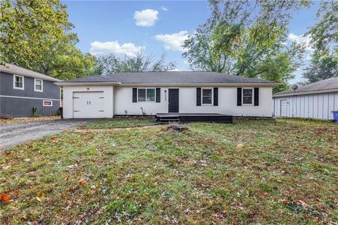 Photo of 1025 W Fairwood Lane, Olathe, KS 66061 (MLS # 2584083)