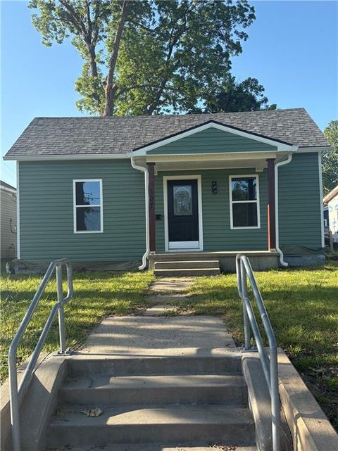 Photo of 107 E 20th Street, Pittsburg, KS 66762 (MLS # 2618950)