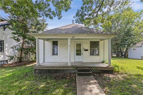 Photo of 307 E Miami Street, Paola, KS 66071 (MLS # 2628849)