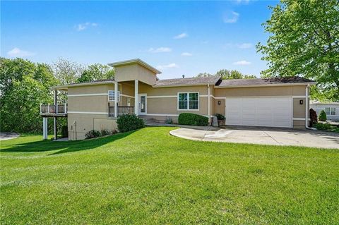 Photo of 813 NE Sonora Valley Circle, Blue Springs, MO 64014 (MLS # 2614784)