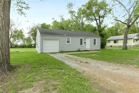 Photo of 7806 E 86TH Street, Raytown, MO 64138 (MLS # 2616489)
