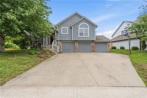 Photo of 2316 SW Tracker Lane, Lees Summit, MO 64082 (MLS # 2616757)