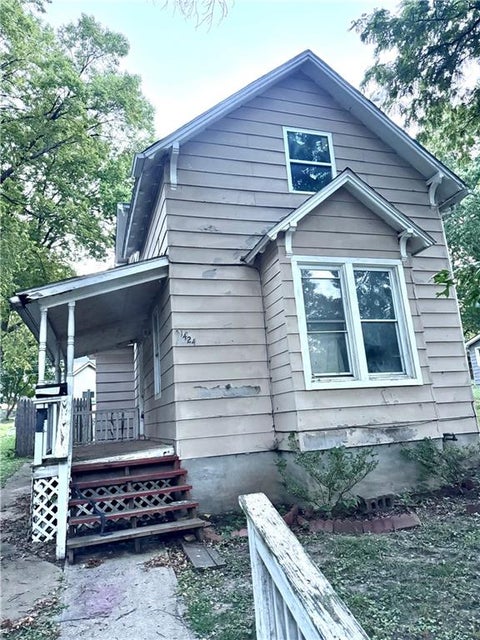 Photo of 1424 6th Avenue, Leavenworth, KS 66048 (MLS # 2636349)