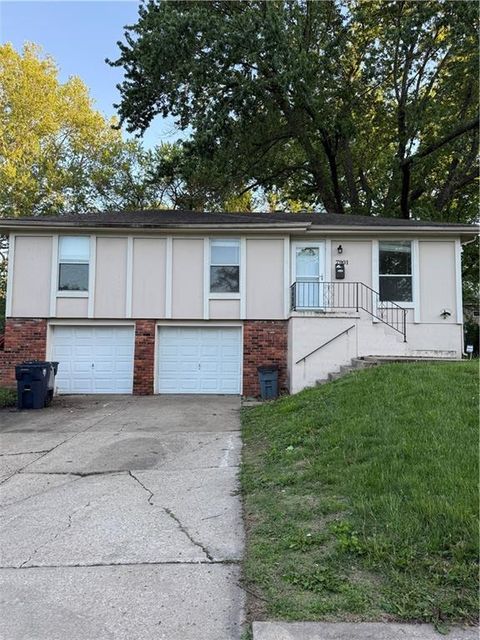 Photo of 7901 E 104th Terrace, Kansas City, MO 64134 (MLS # 2616139)
