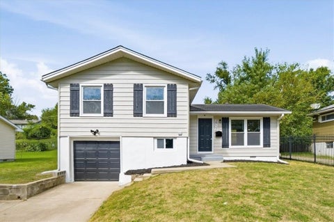 Photo of 3912 E 47th Terrace, Kansas City, MO 64130 (MLS # 2643482)