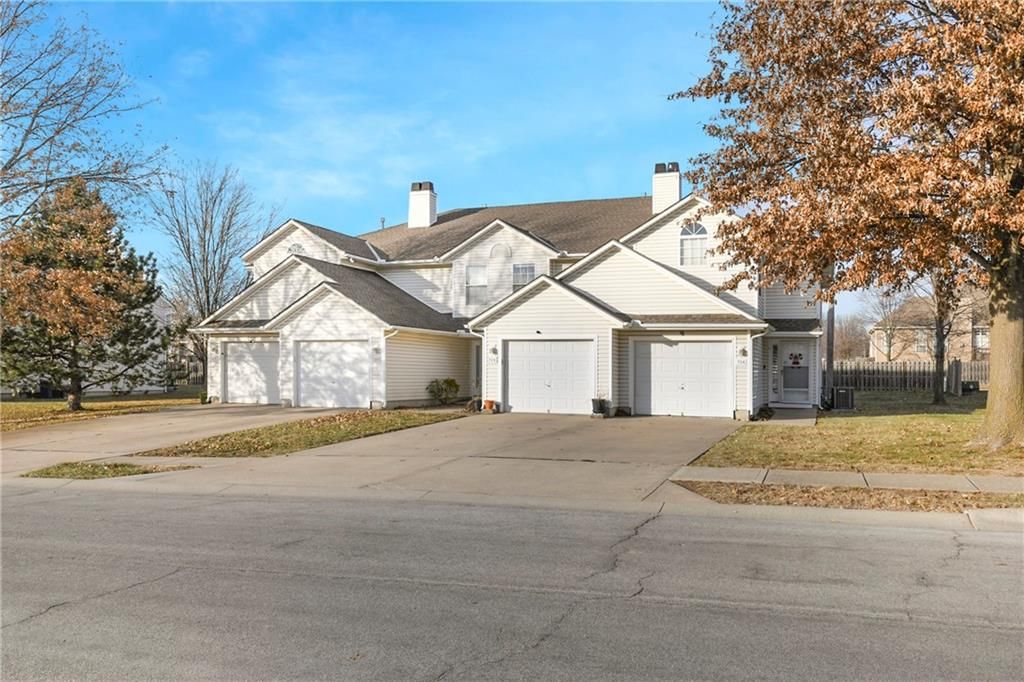 Photo of 722 13th Street, Lees Summit, MO 64081 (MLS # 2592663)