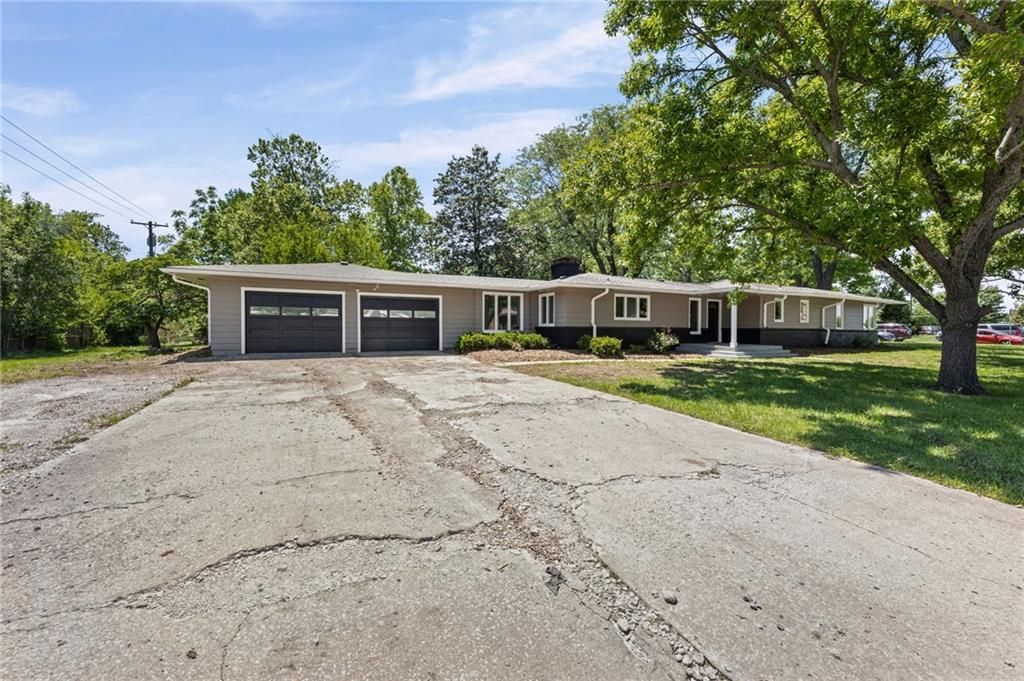 Photo of 204 E 14th Street, Ottawa, KS 66067 (MLS # 2616799)