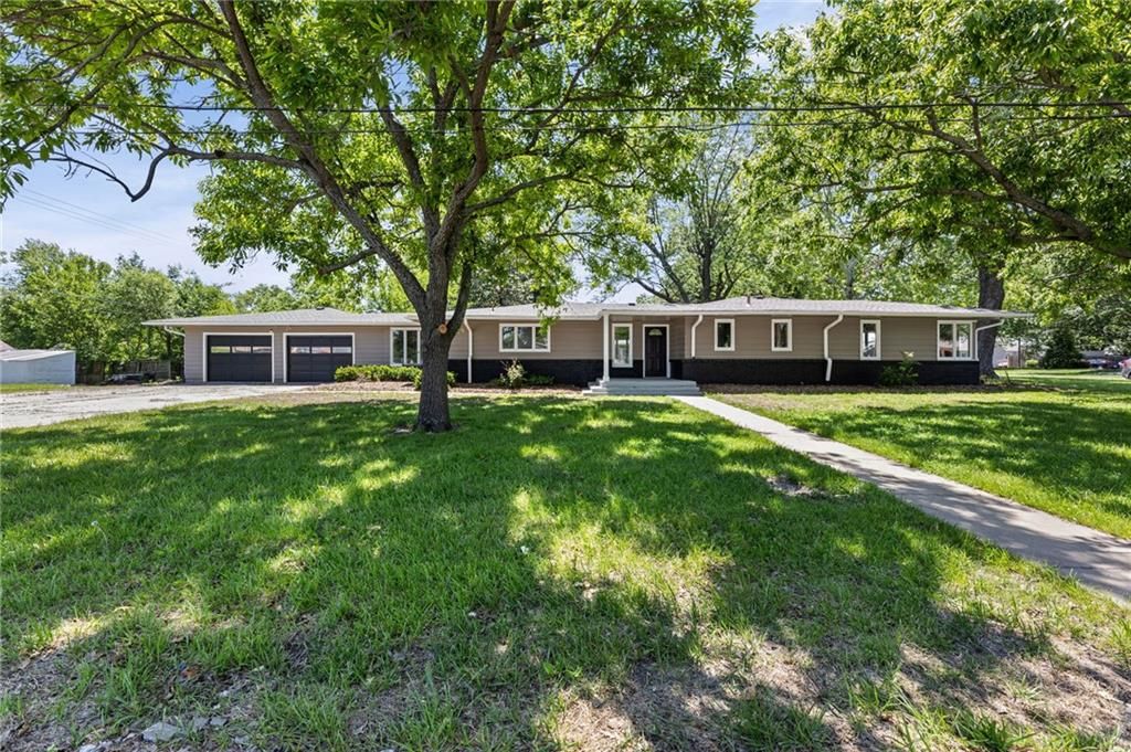 Photo of 204 E 14th Street, Ottawa, KS 66067 (MLS # 2616799)