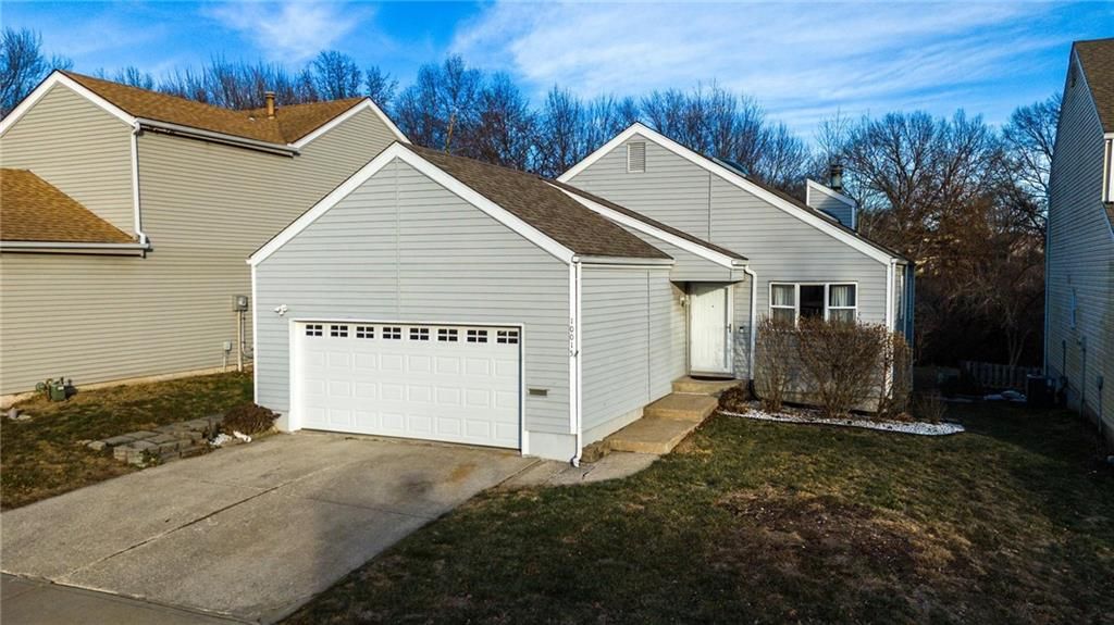 Photo of 10015 N Cherry Drive, Kansas City, MO 64155 (MLS # 2592600)