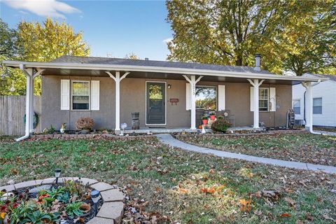 Photo of 1213 E Fredrickson Drive, Olathe, KS 66061 (MLS # 2585161)
