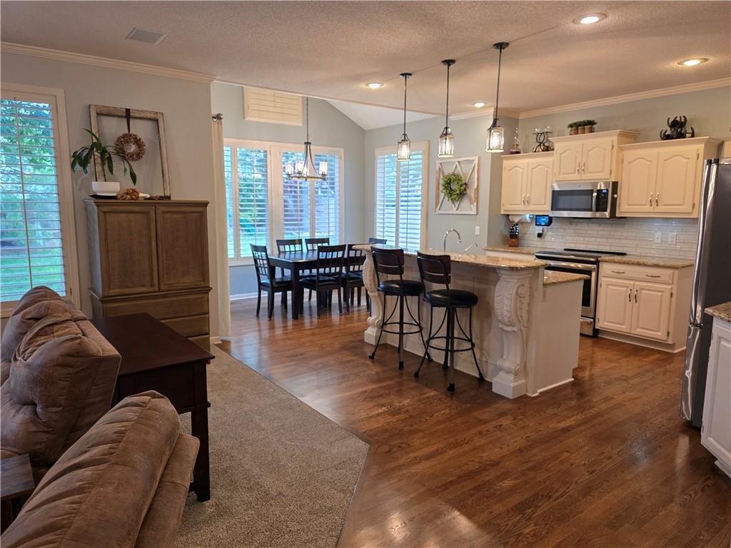 200 Shoreline Drive