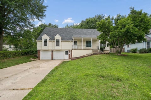 Photo of 6804 N Agnes Avenue, Gladstone, MO 64119 (MLS # 2628353)