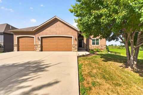Photo of 17120 W 197th Place, Spring Hill, KS 66083 (MLS # 2641386)