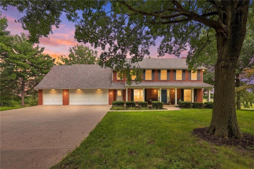 Photo of 10423 Ridgeview Avenue, Liberty, MO 64068 (MLS # 2637385)