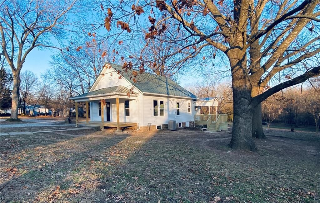 Photo of 715 Pine Street, Sweet Springs, MO 65351 (MLS # 2592414)