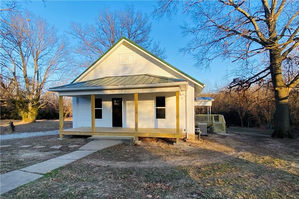 Photo of 715 Pine Street, Sweet Springs, MO 65351 (MLS # 2592414)