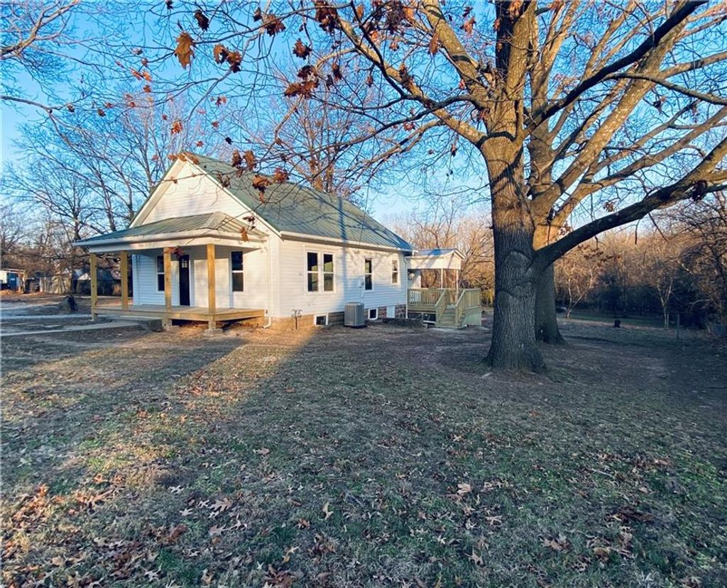 Photo of 715 Pine Street, Sweet Springs, MO 65351 (MLS # 2592414)